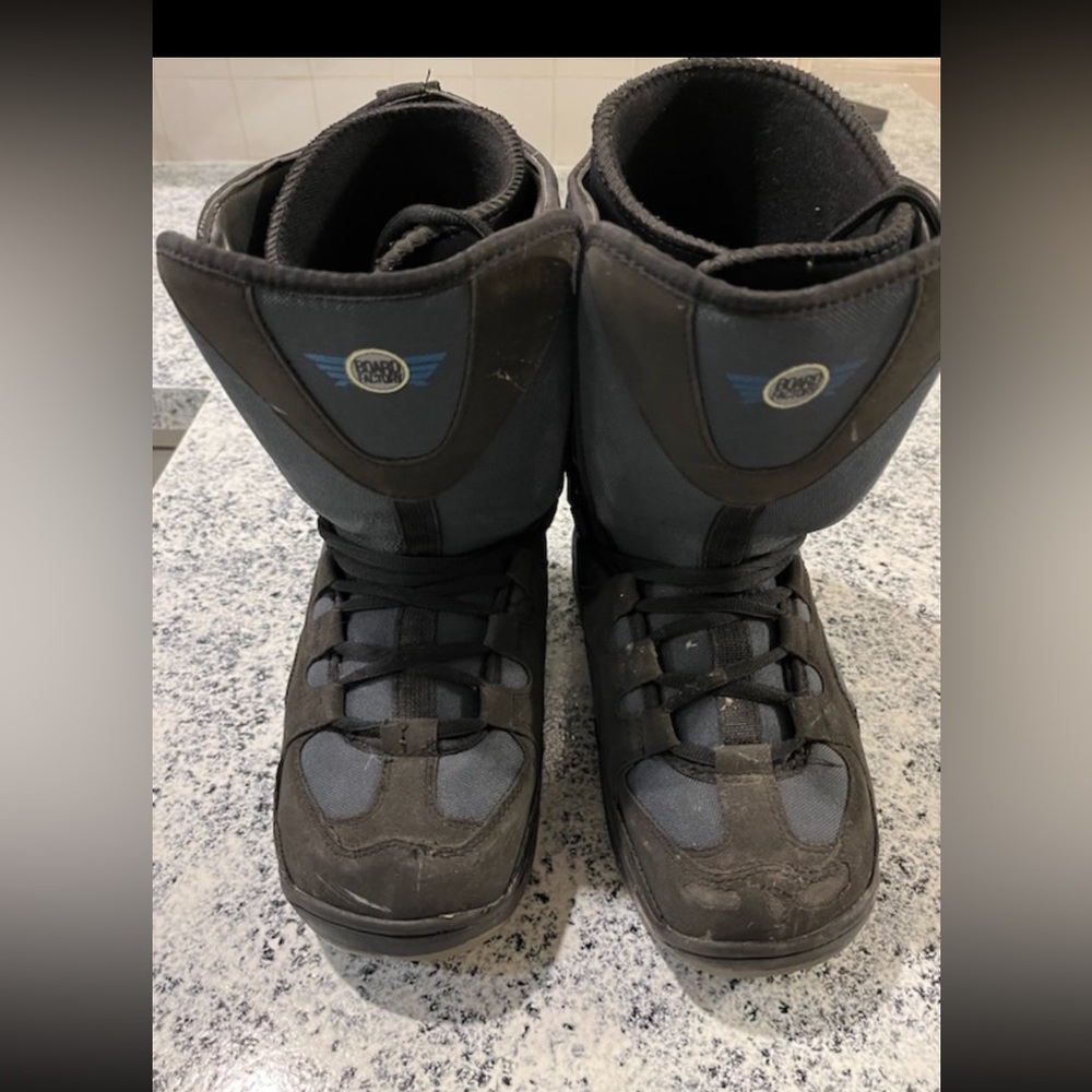 Snowboard boots